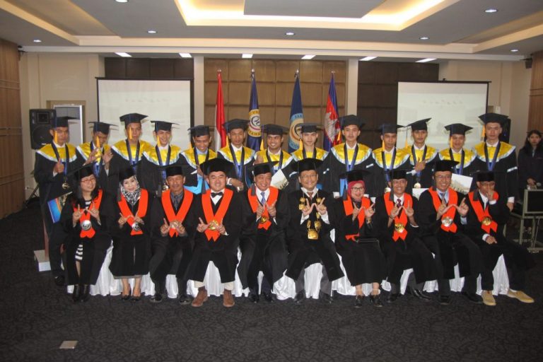 13 Mahasiswa Program Double Degree NPIC Kamboja di Wisuda