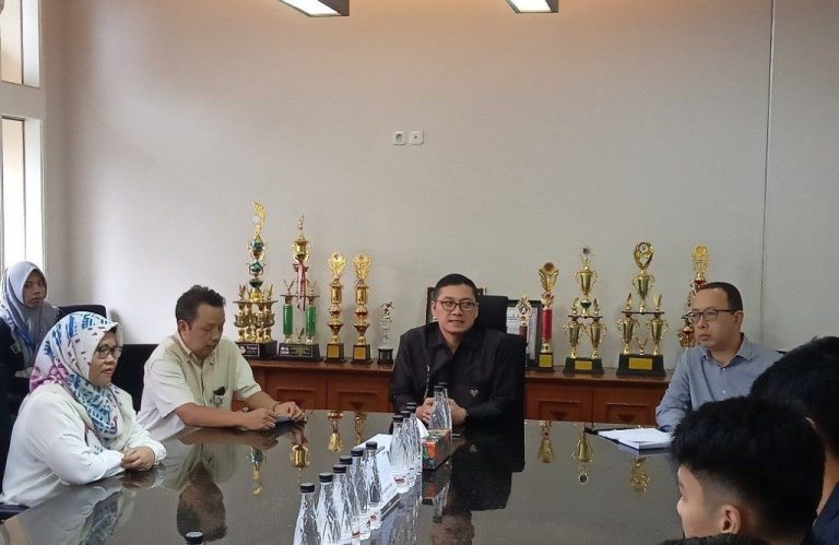 Bonus Rektor Widyatama Kepada Mahasiswa Berprestasi