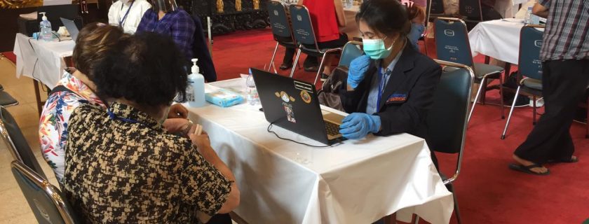 Mahasiswa Widyatama Membantu Pemkot Bandung Dalam Vaksinasi Lansia